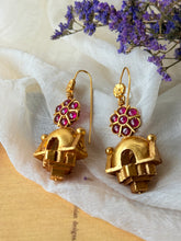 Load image into Gallery viewer, Vintage style statement earrings in sliver 925 in gold polish
