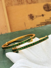 Load image into Gallery viewer, Emerald green  kundan openable kundan stone bangle
