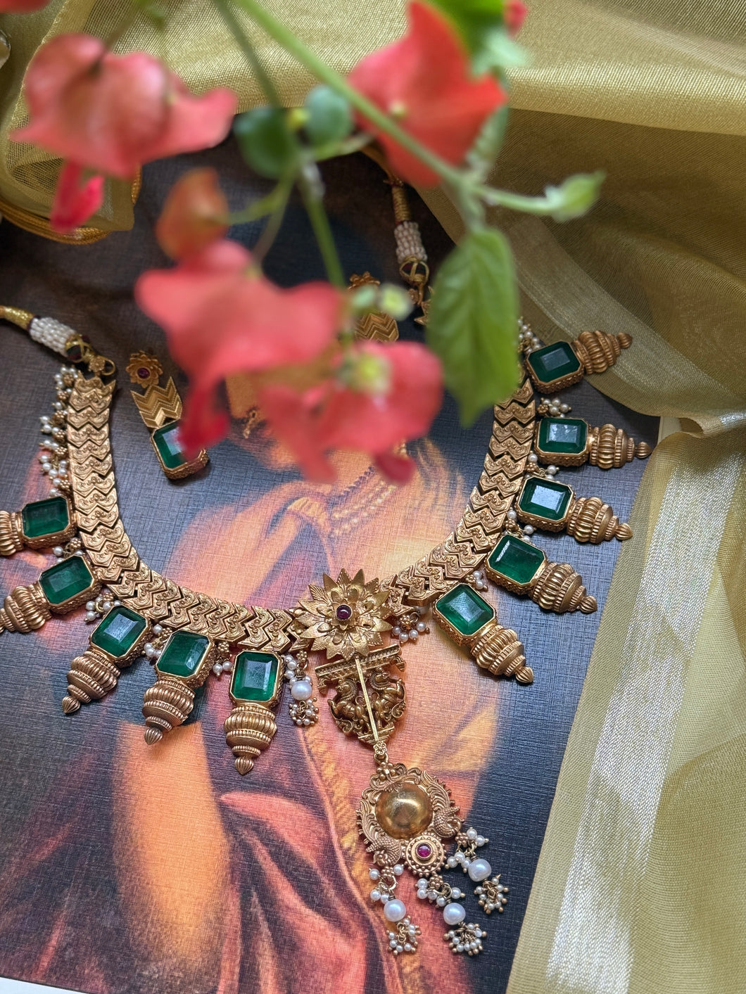 Statement vintage style kundan necklace set