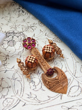 Load image into Gallery viewer, Vintage style statement pendant
