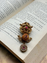 Load image into Gallery viewer, Vintage style statement pendant
