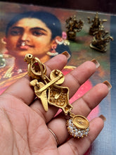 Load image into Gallery viewer, Vintage style statement pendant
