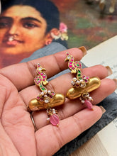 Load image into Gallery viewer, Vintage earrings in gold polish
