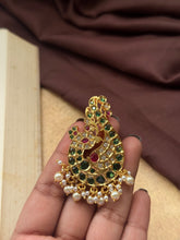 Load image into Gallery viewer, Vintage style pendant with cut stones
