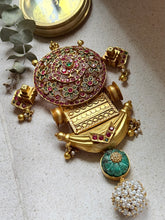 Load image into Gallery viewer, Vintage style cut stone statement pendant with hasli
