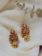 Load image into Gallery viewer, Kundan work earrings in gold polish

