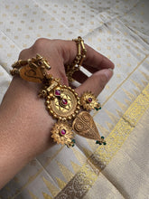 Load image into Gallery viewer, Statement vintage 925gold polish pendant with chain
