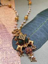 Load image into Gallery viewer, Vintage style pendant with pearl chain
