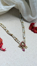 Load image into Gallery viewer, Pearl bunch necklace
