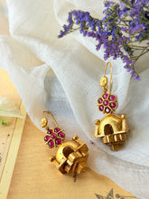 Load image into Gallery viewer, Vintage style statement earrings in sliver 925 in gold polish
