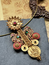 Load image into Gallery viewer, Vintage statement pendant with hasli

