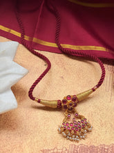 Load image into Gallery viewer, Kundan work pendant with threadwork
