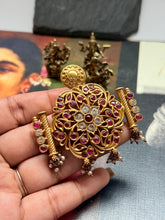 Load image into Gallery viewer, Vintage style statement pendant

