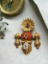 Load image into Gallery viewer, Vintage statement pendant with hasli

