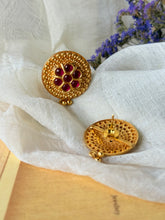 Load image into Gallery viewer, Vintage style statement earrings in sliver 925 in gold polish
