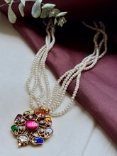 Load image into Gallery viewer, Pearl bunch necklace

