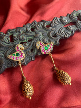 Load image into Gallery viewer, Statement Silver 92.5 gold polish bird kundan studs
