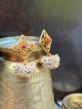 Load image into Gallery viewer, Vintage style (925 silver) earrings in gold polish
