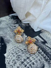 Load image into Gallery viewer, Vintage style (925 silver) earrings in gold polish
