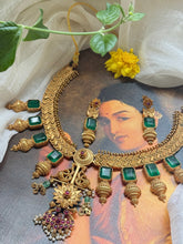 Load image into Gallery viewer, Statement vintage style kundan necklace set in emerald green
