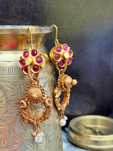 Load image into Gallery viewer, Vintage style (925 silver) earrings in gold polish
