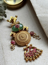 Load image into Gallery viewer, Vintage statement pendant with hasli
