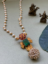 Load image into Gallery viewer, Vintage style pendant with pearl chain
