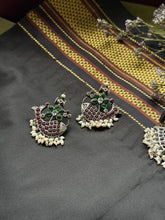 Load image into Gallery viewer, Statement kundan fish necklace
