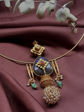 Load image into Gallery viewer, Vintage statement pendant with hasli

