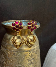 Load image into Gallery viewer, Vintage style (925 silver) earrings in gold polish
