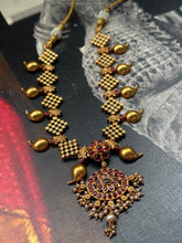 Load image into Gallery viewer, Vintage style statement necklace

