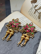 Load image into Gallery viewer, Vintage style earrings in gold polish
