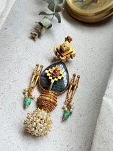 Load image into Gallery viewer, Vintage statement pendant with hasli
