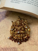 Load image into Gallery viewer, Vintage style pendant with cut stones
