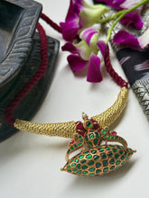 Load image into Gallery viewer, Kundan choker with thread work
