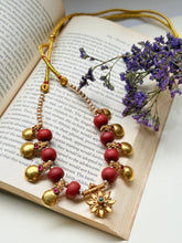 Load image into Gallery viewer, Pearl necklace handcrafted in silver 92.5 and gold polish
