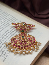 Load image into Gallery viewer, Vintage style pendant with cut stones
