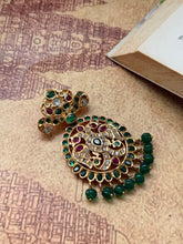Load image into Gallery viewer, Vintage style pendant with cut stones
