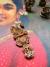 Load image into Gallery viewer, Vintage style statement pendant
