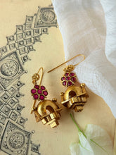 Load image into Gallery viewer, Vintage style statement earrings in sliver 925 in gold polish
