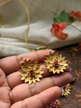 Load image into Gallery viewer, Classic timeless vintage style necklace and earrings 2
