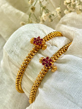 Load image into Gallery viewer, Golusu  bangle with red kemp stone and screw
