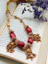 Load image into Gallery viewer, Pearl necklace handcrafted in silver 92.5 and gold polish
