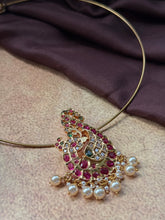 Load image into Gallery viewer, Vintage style pendant with cut stones
