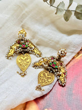 Load image into Gallery viewer, Vintage style earrings in gold polish
