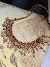 Load image into Gallery viewer, Statement vintage style kundan necklace set
