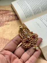Load image into Gallery viewer, Vintage style pendant with cut stones
