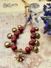 Load image into Gallery viewer, Pearl necklace handcrafted in silver 92.5 and gold polish
