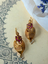 Load image into Gallery viewer, Vintage style statement earrings in sliver 925 in gold polish
