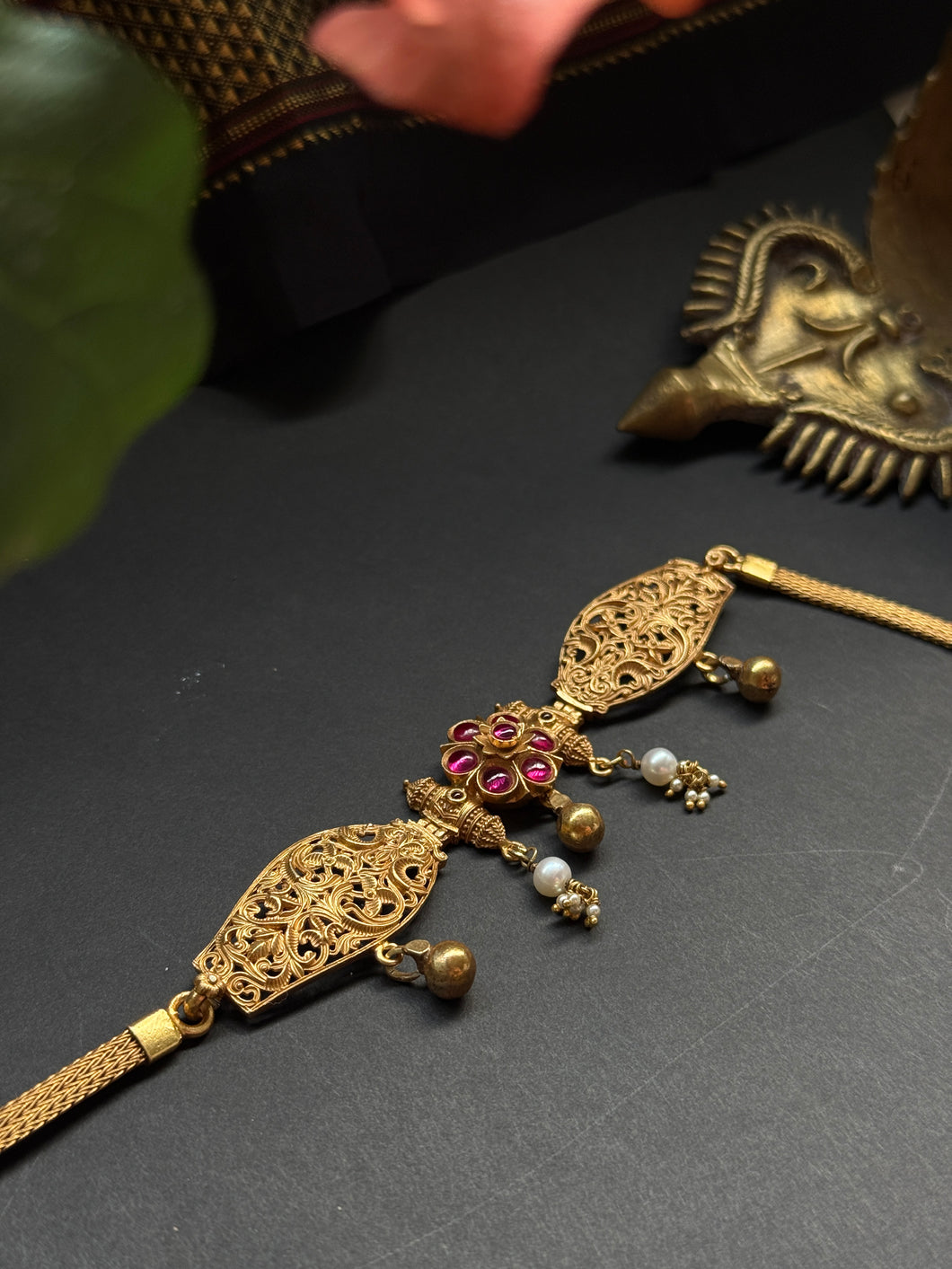 Statement vintage style choker necklace